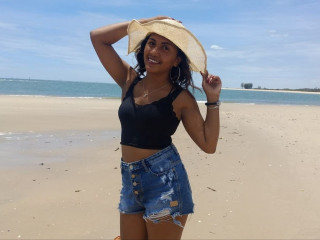 Alter: 32 / Widder - Alter: 154 / normal - Geschlecht: weiblich - Ausrichtung: bisexuell - Haare: schwarz / kurz - Piercing: keins - bewebmaster-Alter: C - Hautfarbe: schwarz - Augen: braun - Rasur: vollrasiert